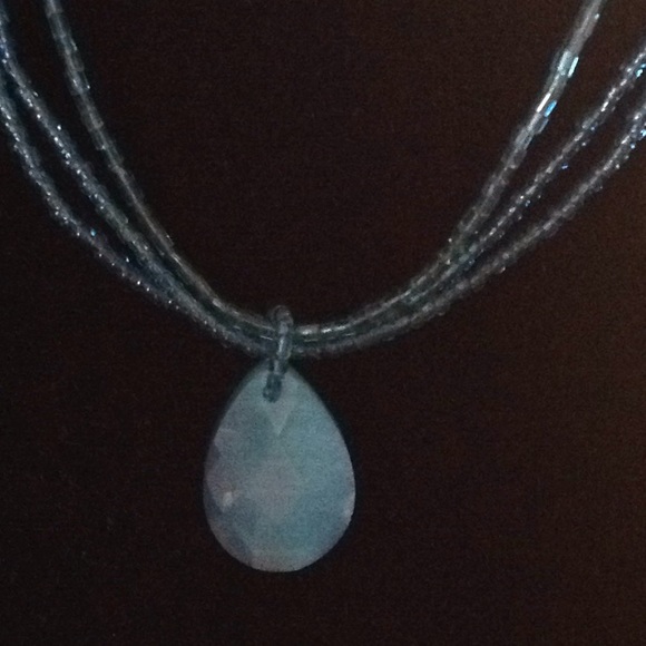 Beaded necklace and 2 sets of earrings - Picture 3 of 6